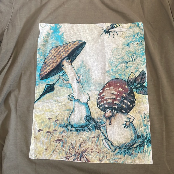 Women’s S olive green mushroom graphic tee - Picture 3 of 4